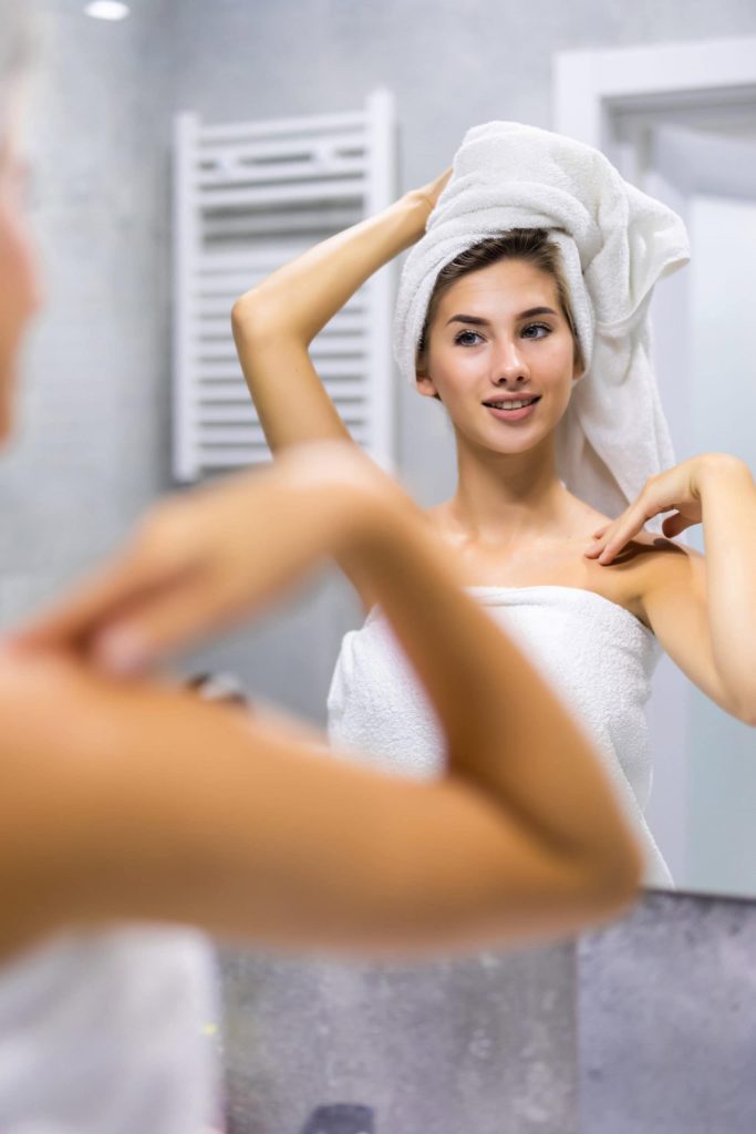 ¿Cómo lavarse el pelo después de un aumento de pecho?