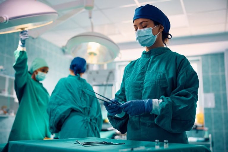 Diferencias en la Recuperación: Aumento de Pecho vs. Abdominoplastia