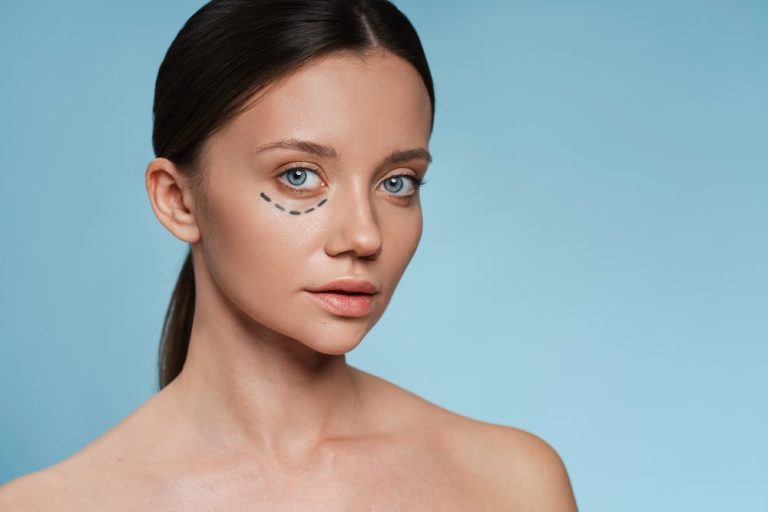 Adiós a las Bolsas Bajo los Ojos: Cómo la Blefaroplastia Puede Transformar tu Mirada en Málaga | Dr. César Padilla