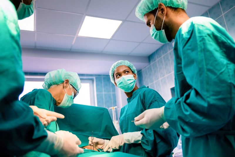 ¿Tienes los pechos caídos? Descubre cómo la reconstrucción mamaria puede devolverte la forma y la seguridad en Málaga | Dr. César Padilla