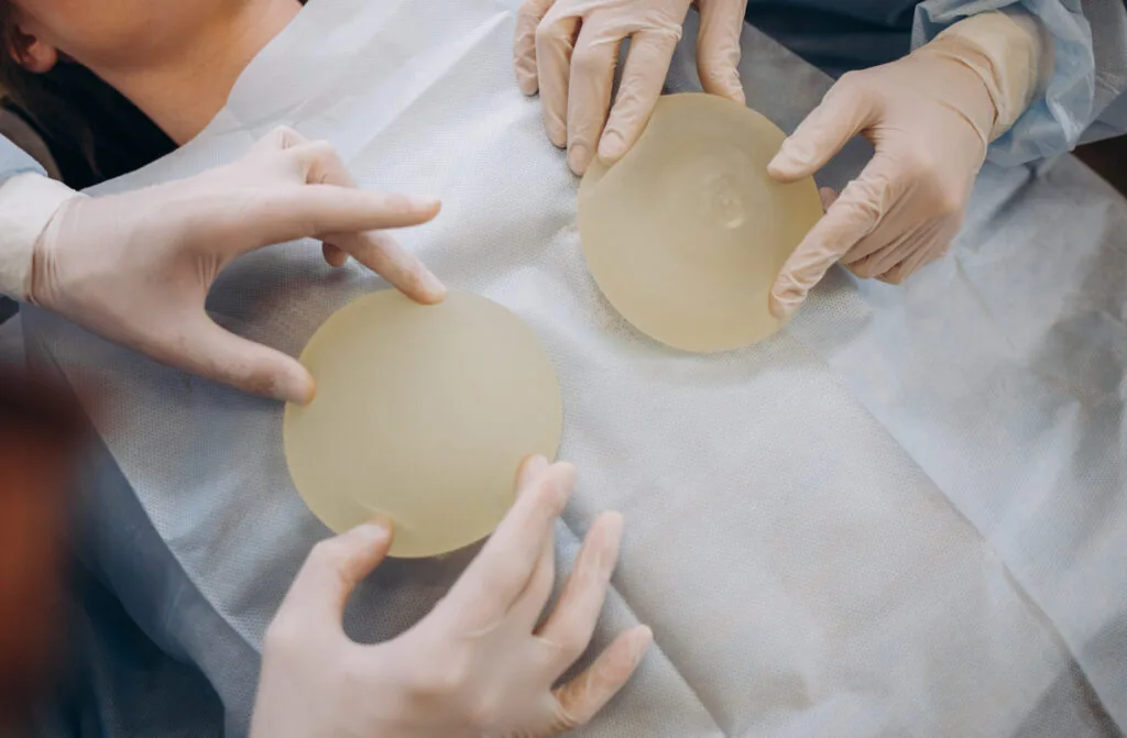 Cómo eliminar cicatrices de mastopexia